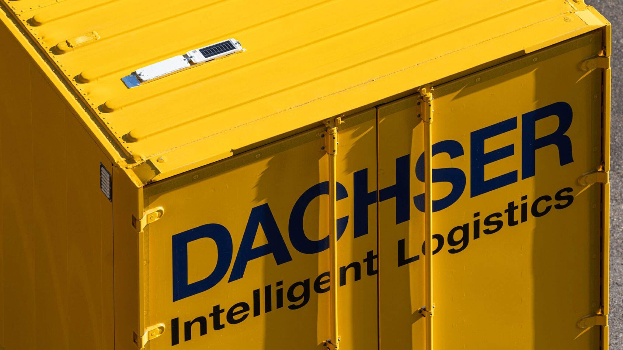 DACHSER har også tatt i bruk digitale tvillinger til å visualisere prosessene i det europeiske lastebiltransportnettverket. Radiomoduler med solceller kartlegger posisjonene og ankomsttidene til mer enn 10 000 vekselflak og trailere i tilnærmet sanntid. DACHSER har også tatt i bruk digitale tvillinger til å visualisere prosessene i det europeiske lastebiltransportnettverket. Radiomoduler med solceller kartlegger posisjonene og ankomsttidene til mer enn 10 000 vekselflak og trailere i tilnærmet sanntid.