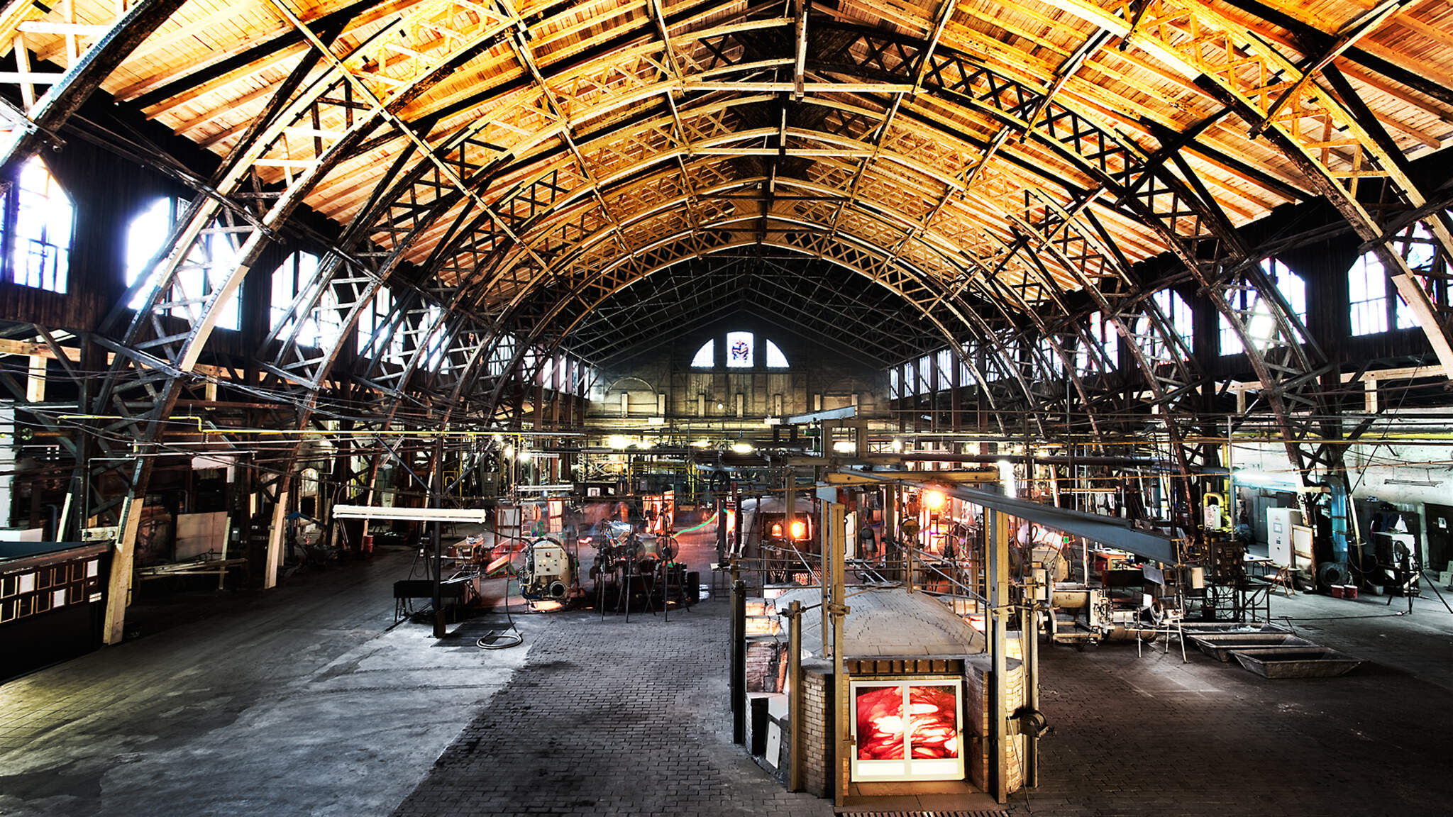 DACHSER leverer håndblåst glass til England for glassprodusenten Glashütte Lamberts.