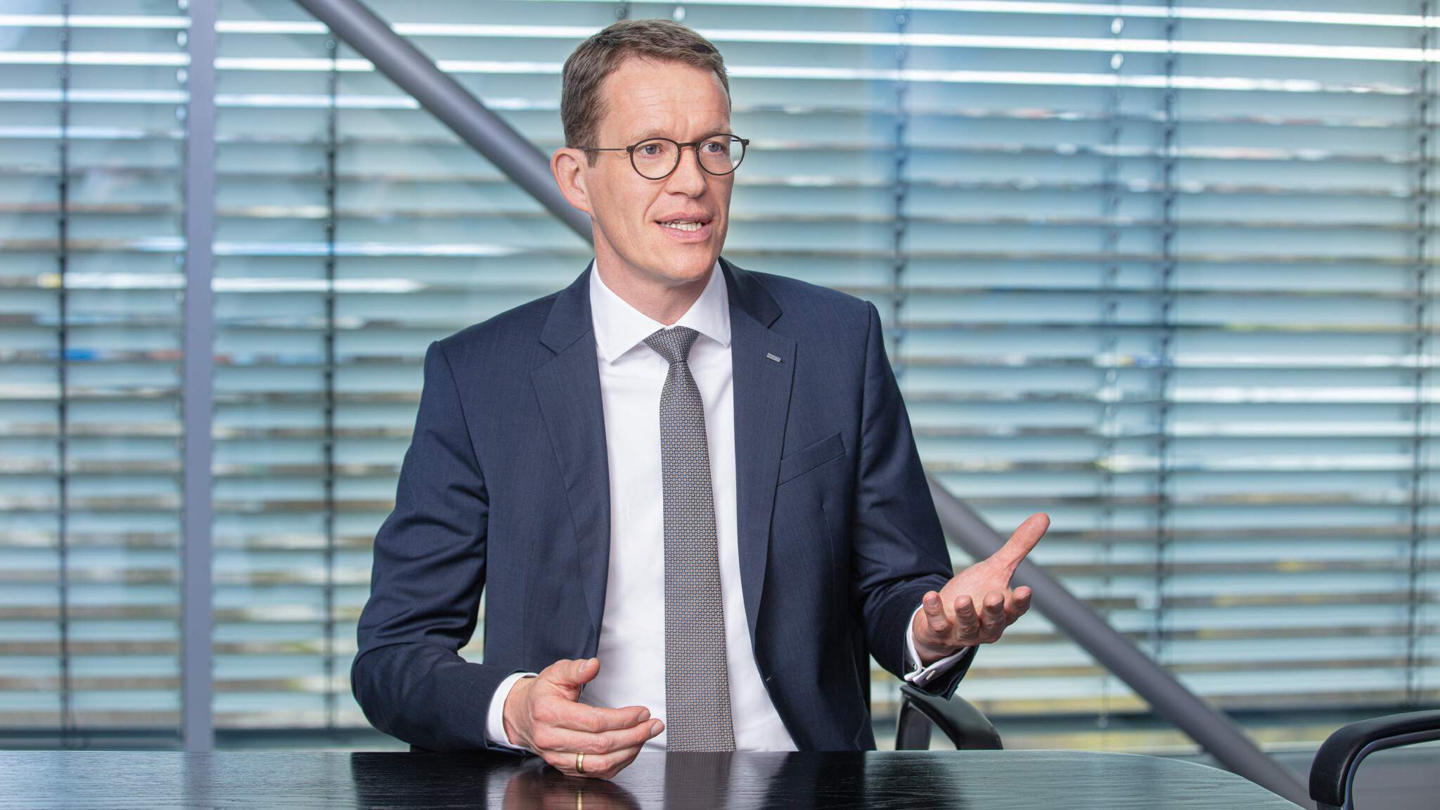 DACHSERs administrerende direktør Burkhard Eling diskuterer i denne artikkelen hvordan logistikkonsernet jobber med avkarbonisering av logistikken. DACHSERs administrerende direktør Burkhard Eling diskuterer i denne artikkelen hvordan logistikkonsernet jobber med avkarbonisering av logistikken.