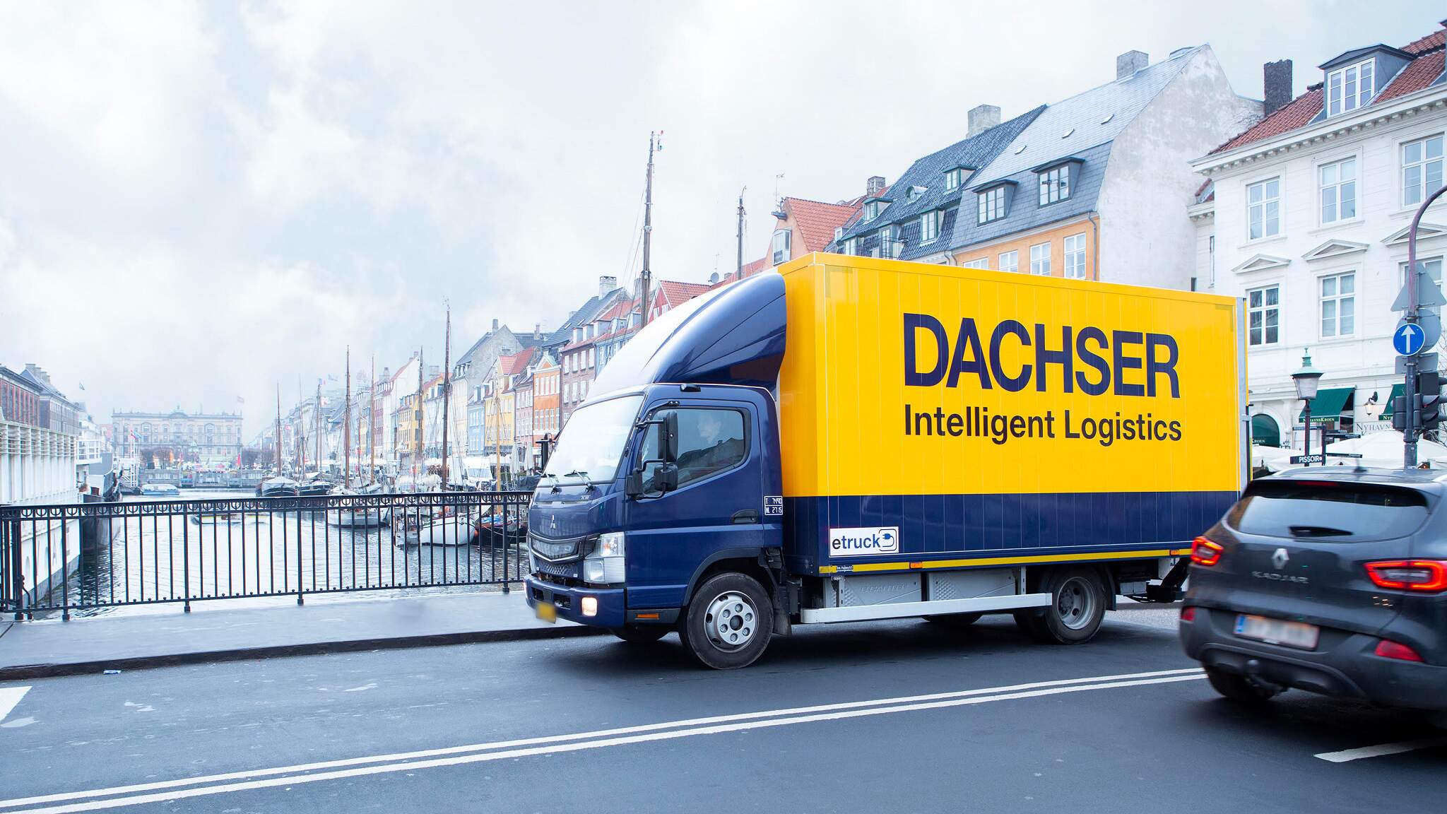 DACHSER Denmarks første el-drevne lastbil på tur ved Nyhavn i København. Foto: Sine Nielsen.