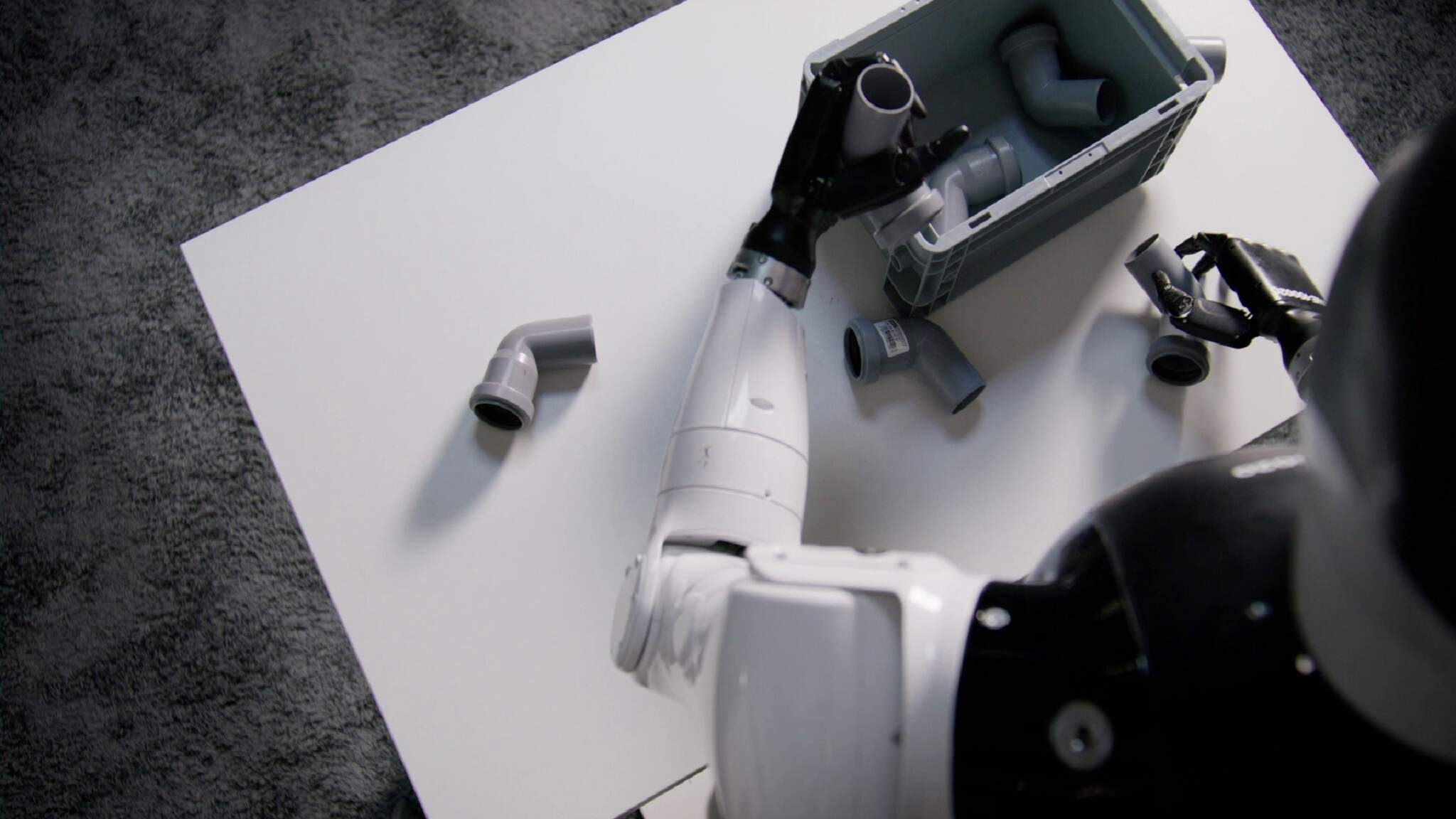 Humanoide roboter har lenge vært sett på som en visjon for fremtiden. Men de første praktiske erfaringene viser at teknologien kan bli aktuell for logistikk allerede på mellomlang sikt. Foto: NEURA Robotics