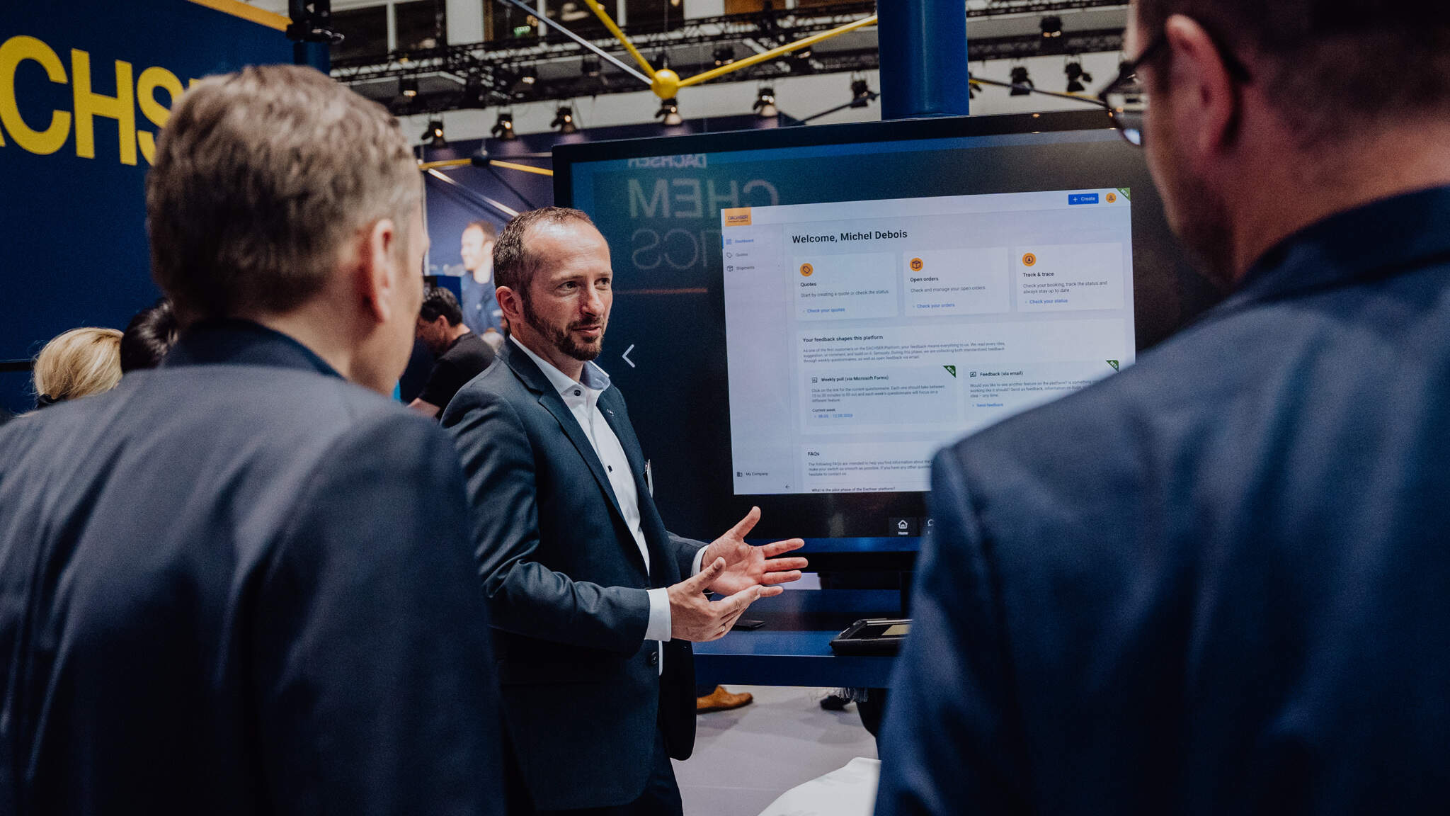 Ralf Messing, Team Leader eLogistics Consulting hos DACHSER, viser frem dashbordet på transportlogistikk-messen i München.