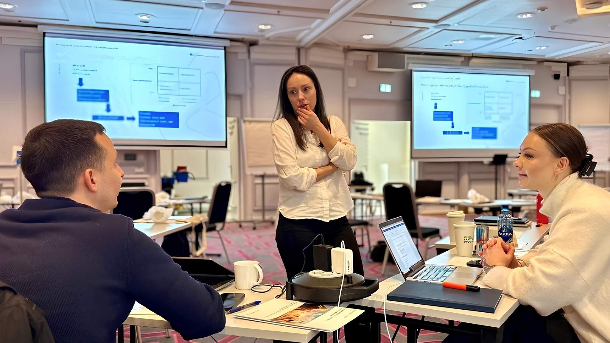 Jelena Praljak og Camilla Gundersen begynte i DACHSER henholdsvis i 2016 og 2021, og startet i januar på Logistikk- og transportskolen. Foto: NHO Jelena Praljak og Camilla Gundersen begynte i DACHSER henholdsvis i 2016 og 2021, og startet i januar på Logistikk- og transportskolen. Foto: NHO