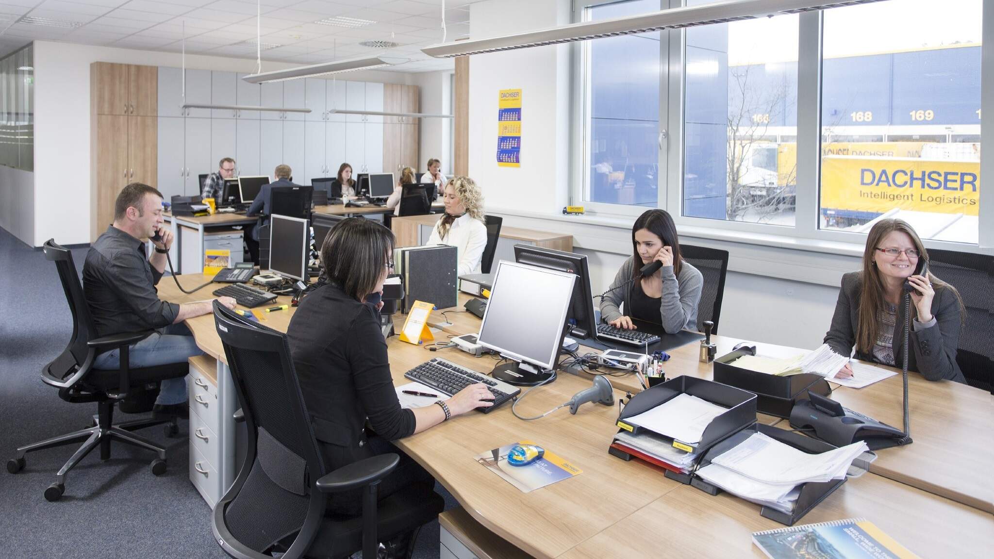 DACHSER har valgt å opprettholde en lokal tilstedeværelse for kundeservice i alle avdelinger. Dette gjør at kunder får en mer personlig og skreddersydd service, tilpasset sine lokale markeder. DACHSER har valgt å opprettholde en lokal tilstedeværelse for kundeservice i alle avdelinger. Dette gjør at kunder får en mer personlig og skreddersydd service, tilpasset sine lokale markeder.