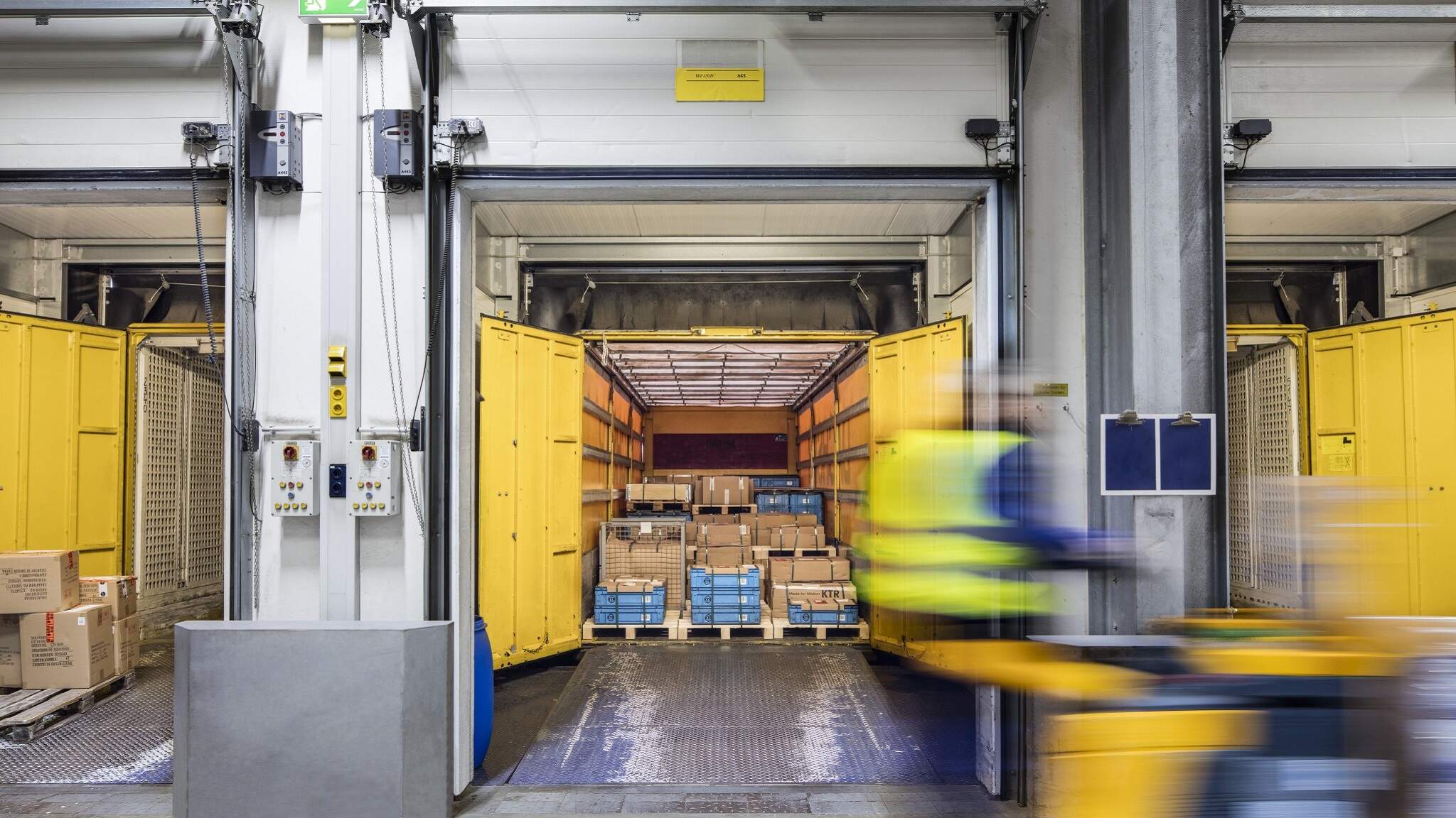 DACHSERs sentralt administrerte Eurohubs er selve ryggraden i det europeiske logistikknettverket. DACHSERs sentralt administrerte Eurohubs er selve ryggraden i det europeiske logistikknettverket.