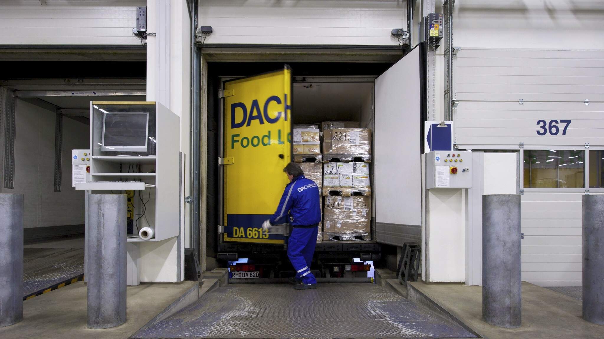 DACHSER styrker sin posisjon som ett av de ledende logistikkselskapene for matvarer i Europa. DACHSER styrker sin posisjon som ett av de ledende logistikkselskapene for matvarer i Europa.