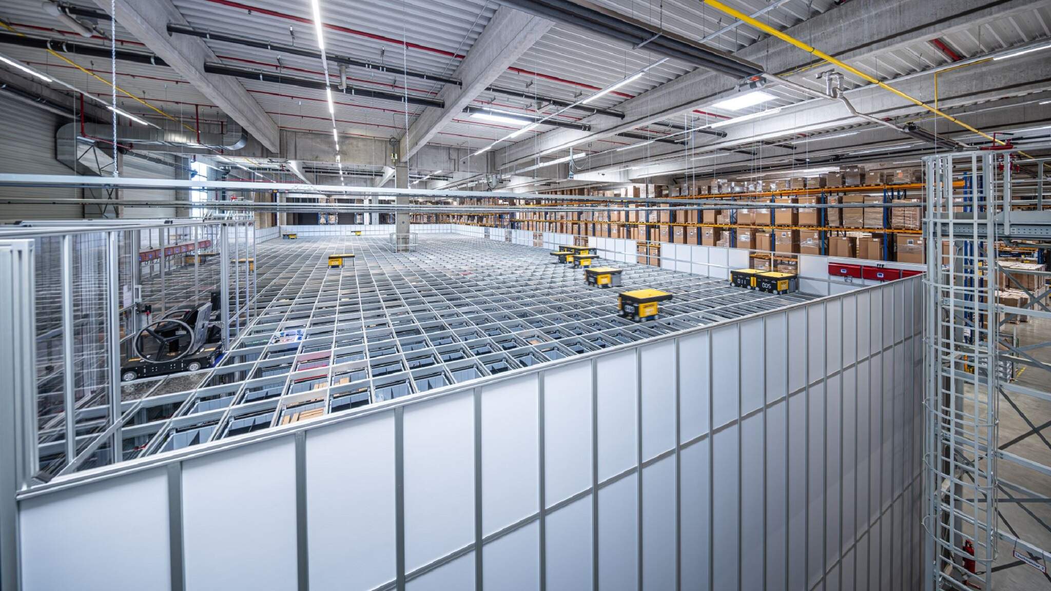 Robotene og lagerstyringssystemet vet alltid nøyaktig hvor hver enkelt kasse befinner seg